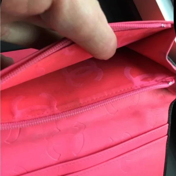 CHANEL ♦️♦️♦️FLASH SALE♦️♦️Black and White Quilted Wallet - Picture 5 of 7